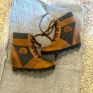 Sorel Wedge Winter Boots. Size 8. Run true to size. They are leather and wool.